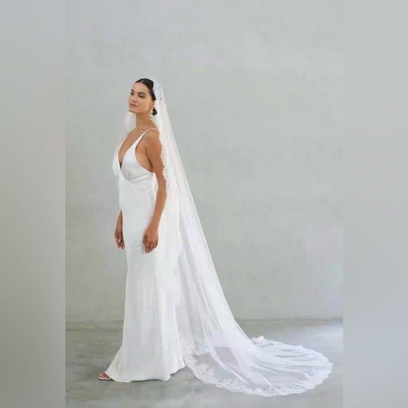 Mantilla Lace Wedding Veil - Picture 7 of 10